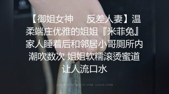 小巷子里的爱情小哥户外找鸡实录，进门脱光直接干毫无感情可言，无套抽插玩了几个姿势直接内射完走人