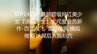 黑絲紅內美女太撩人,被大膽男當街狂摸大腿