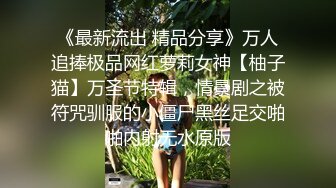 跟骚逼少妇玩个车震，这娘们好骚啊露脸让大哥玩逼无套抽插，大鸡巴干着还要自己拿道具玩阴蒂，高潮喷水好湿