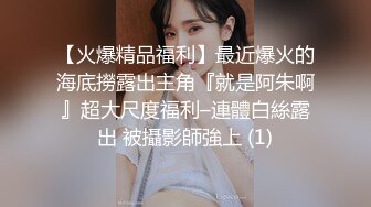 公园尾随穿卡通绿连衣裙小美妇上厕所,诱人的唇肉闭合成一个花形