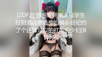 猛男3P福音，两个甜美的嫩妹子，一个妹子的奶子特别粉很像馒头，一个被干一个就在一边拍，猛男干一个摸一个简直是活神仙