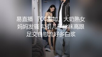 网吧里的小骚货全程露脸跑到公共卫生间里自慰，直接骑在马桶刷手柄上玩逼，嘴里叼着内裤坐插假阳具呻吟