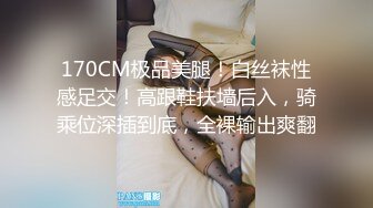  猥琐小哥迷翻漂亮的小女友找来朋友一起来玩3P