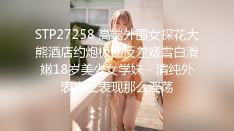 最新2024无水首发福利！推特顶级大神【elc调教师】能肏能玩，各种模特网红女神滴蜡走绳喝尿露出羞耻训成母狗