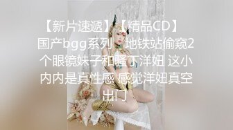 寂寞美女轻轻抚摸黑木耳