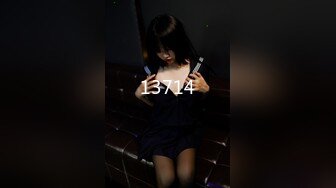 超级嫩妹小逼超级敏感，挑逗一下整个很湿，坚挺白嫩美乳