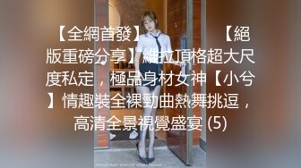  校园霸凌-扒光女同学衣服用吸管插入她的逼,还和男生打视频通话