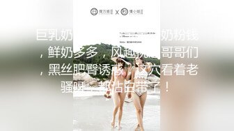  坦克少妇露脸道具自慰，吊钟奶子，撅起屁股露出一个大黑鲍鱼，阴毛好多