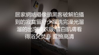 情趣酒店绿色主题白色大圆床摄像头偷拍情侣开房男的一边玩手机一边和女友玩六九式