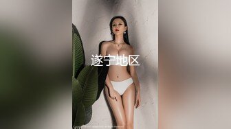 穿着那件紧身连衣裙……？我们真诚地怀疑它。看看这只乌黑头发的泼妇还穿了什么同样合身的衣服。