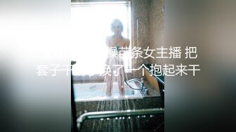 高颜值人妖小姐姐对性爱很狂热啊 挺着硕大鸡巴不停享受漂亮妹子舔吸把玩，对准小嘴逼穴轰击抽操用力搞射