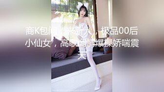 215. 日本女孩给一个戴着中国礼服的人