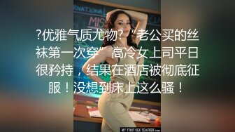 漂亮妹子胸罩被海浪拍偏乳头都跑出来还毫无察觉