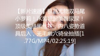 商场女厕隔着挡板欣赏两个营业员,一个唇缝紧闭另一个外翻成0型