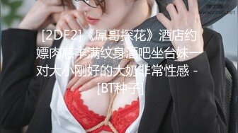 厌倦了照顾吉博的已婚妇女像画一样走着堕落的生活