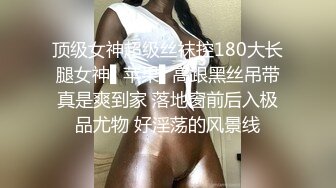 人妻老公在家睡觉，吃完饭送她回家，一路给我口，要求她回家亲亲老公！等下去她家里，我假装外卖小哥送货上门，在她家门口直接无套插一会，她老公应该不会醒吧。 (1)