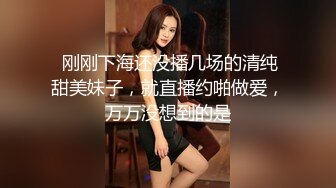 牛仔裤小背心，很会玩诱惑极品女，难得露脸细长美腿，脱下丁字裤露多毛肥穴，翘起对着镜头扣弄，换上吊带黑丝