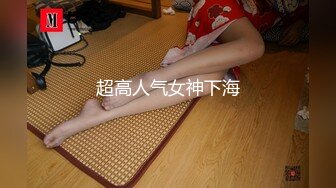 【新速片遞】 想要爸爸抱！极品尤物美女！小背心居家自慰，多毛嫩穴扒开，振动棒疯狂抽插，爽的淫水直流