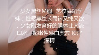 白丝情趣呆萌宝宝性感好身材激情大秀直播，听狼友指挥揉奶玩逼，看特写道具摩擦把骚逼搞的淫水泛滥微微露脸