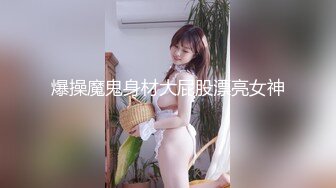 御姐范带着眼镜美妞，激情大战头套男，白丝美腿高跟鞋，双腿肩上扛深插，扶着JB上位骑坐，搞完不满足用假屌自慰