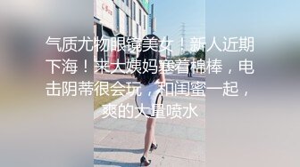 炮友摸肥逼给我看，红色指甲油诱人