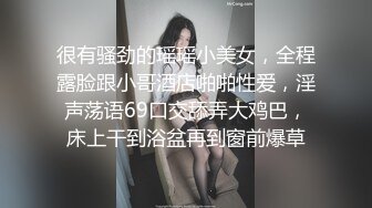 破解家庭摄像头，四眼妹还蛮正点，赤裸对着镜子嘻嘻哈哈 像是DJ舞女，好搞笑的哈哈哈！