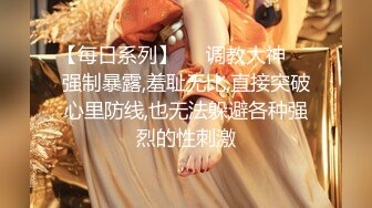  操开档牛仔裤高颜值美女 特别眼睛漂亮的美女更让我想射脸上 很有征服感 最后吞精