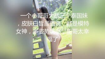 小吃店全景偷拍 B上粘了一块纸巾的小美女