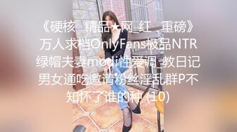  偷拍邻居家小女儿脱光衣服洗澡,照镜子看自己脸上的青春痘