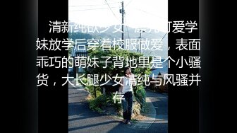  大奶骚屁股居家人妻露脸跟大哥在家激情啪啪给狼友看，这大奶子快把大哥脑袋砸萌了