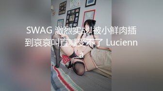  俊男靓女激情3P玩弄风骚小母狗，渣男接了杯尿给骚逼喝真淫荡，一起鸳鸯浴