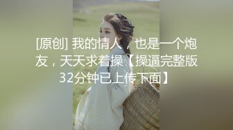 万达超市小脸妹妹服务员，身材娇小温柔型的眼镜女孩，工作不忙来上厕所，我拍下了她的小粉穴。