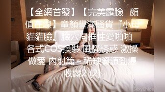 邪恶的房东爬上气窗 偷窥女租客洗澡