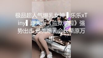 棕丝女友拿着屌往里插