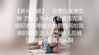   一个人玩两妞 抠逼淫水好多 浪叫呻吟不止 让小哥轮流草嘴无套干逼