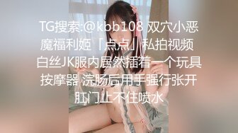 绿帽人妻 老公在旁边拍摄 看着自己白虎淫妻被两个男人玩弄 口技超棒 这样的口交你能顶住多久