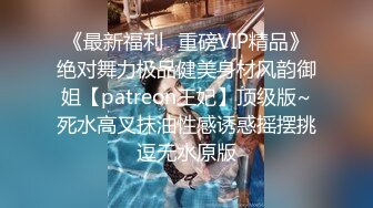 隔板下多角度拍摄 玩手机的酒店服务员 正跟老公聊微信 不知被人拍了黑逼