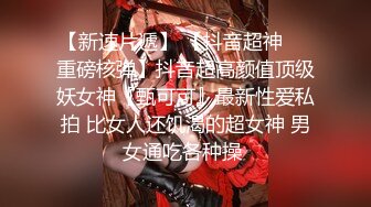 偷窥美容院，夜幕降下，睡店里，老板娘给儿子盖被子顺便摸了下小鸡，关灯玩会儿手机开始自慰，哇那阴毛真是旺盛啊，怪不得性欲强！