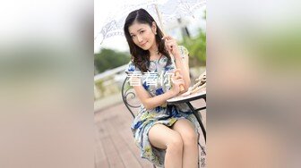 潜入办公楼打开小手电强拍美女同事的小黑鲍